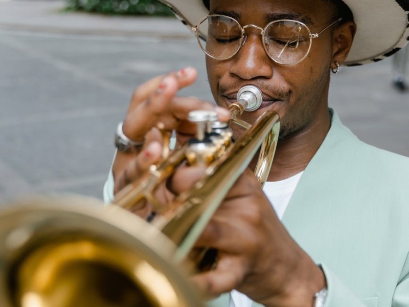 Ouvir música faz bem, mas tocar…